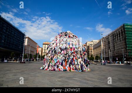 Venere degli Stracci de Michel-Ange Pistoletto à Naples, Piazza Municipio, mêlant art classique et éléments contemporains Banque D'Images