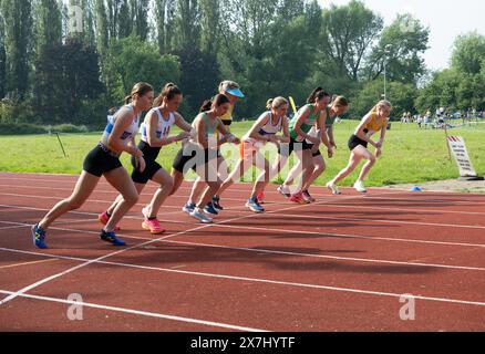 Club Athlétisme, départ de la course du 5000m féminin, Leamington Spa, Royaume-Uni Banque D'Images