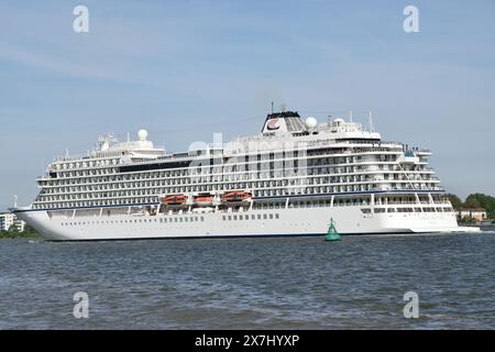 Le navire de croisière VIKING NEPTUNE descend la Tamise après une visite à Greenwich à Londres Banque D'Images