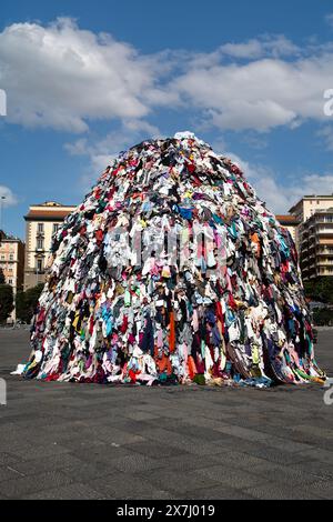 Venere degli Stracci de Michel-Ange Pistoletto à Naples, Piazza Municipio, mêlant art classique et éléments contemporains Banque D'Images