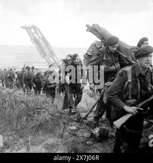 Jour J, débarquements de Normandie. Les Royal Marine Commandos rattachés à la 3e division se déplacent à l'intérieur des terres depuis Sword Beach, sur la côte normande, le 6 juin 1944 Banque D'Images