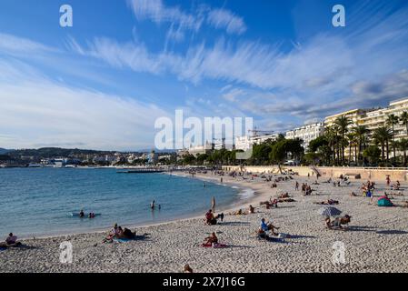 Juan les Pins, France. 3 octobre 2019. Les gens prennent le soleil sur la plage de Cannes à côté de la Croisette, dans le sud de la France. Crédit : Vuk Valcic / Alamy Banque D'Images