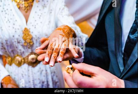 Culture marocaine, le henné est un élément essentiel des célébrations de mariage Banque D'Images