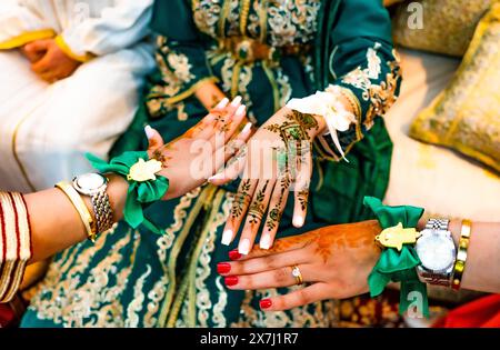 Culture marocaine, le henné est un élément essentiel des célébrations de mariage Banque D'Images