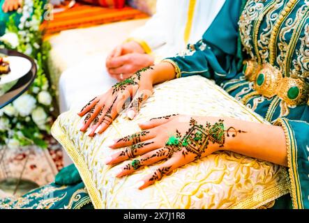 Culture marocaine, le henné est un élément essentiel des célébrations de mariage Banque D'Images