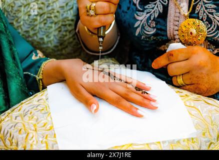 Culture marocaine, le henné est un élément essentiel des célébrations de mariage Banque D'Images