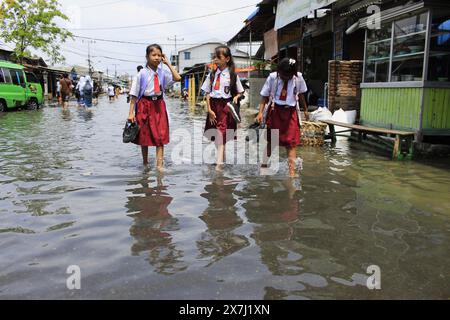 Medan Selayangh, Sumatra du Nord, Indonésie. 20 mai 2024. Trois écoliers ont été forcés de rentrer chez eux avec leurs chaussures, car les zones résidentielles ont été submergées par des crues soudaines, dues au débordement de l'eau de mer. L'Agence de météorologie, climatologie et géophysique a déclaré que les inondations dans la zone côtière de ''‹'''‹ Belawan City, Sumatra Nord, Indonésie, devraient revenir jusqu'en mai 26 (crédit image : © Kartik Byma/ZUMA Press Wire) USAGE ÉDITORIAL SEULEMENT! Non destiné à UN USAGE commercial ! Crédit : ZUMA Press, Inc/Alamy Live News Banque D'Images