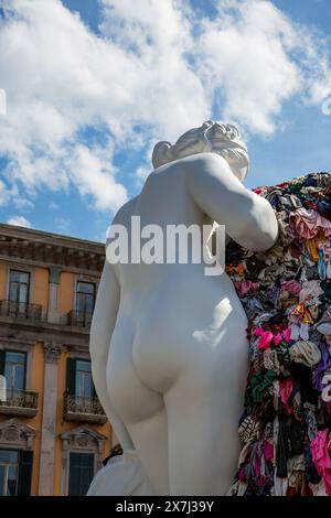 Venere degli Stracci de Michel-Ange Pistoletto à Naples, Piazza Municipio, mêlant art classique et éléments contemporains Banque D'Images