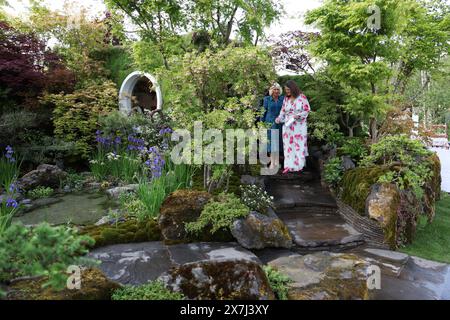 Reine Camilla (à gauche) lors d'une visite au MOROTO no IE Garden au RHS Chelsea Flower Show au Royal Hospital Chelsea à Londres. Date de la photo : lundi 20 mai 2024. Banque D'Images