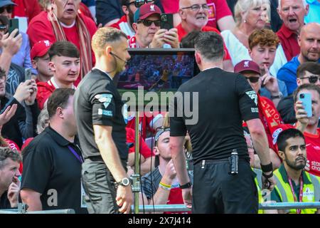 L'arbitre Chris Kavanagh vérifie l'écran VAR lors du match de premier League Liverpool vs Wolverhampton Wanderers à Anfield, Liverpool, Royaume-Uni, 19 mai 2024 (photo par Craig Thomas/News images), le 19/05/2024. (Photo de Craig Thomas/News images/SIPA USA) crédit : SIPA USA/Alamy Live News Banque D'Images