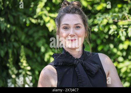 Londres, Royaume-Uni. 20 mai 2024. Ruth Gemmell, star de 'Bridgerton', dans le jardin Bridgerton. RHS Chelsea Flower Show 2024 ouvre avec sa journée de presse, dévoilant de nouveaux designs de jardin, des présentations florales et des produits horticoles du 21 au 25 mai. Crédit : Imageplotter/Alamy Live News Banque D'Images