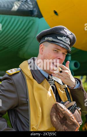 Pilote de la Luftwaffe au temps des helices Air Show 2024 à la Ferté-Alais, France Banque D'Images