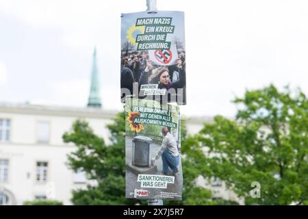 Deutschland 2024 : Wahlplakate für die Europawahl 2024 Im Bild : Wahlplakat der Grünen mit der Aufschrift MACH NAZIS EIN KREUZ DURCH DIE RECHNUNG. Und Wahlplakat von DIE PARTEI mit der Aufschrift Einkommen, mit deinen alle auskommen müssen. Sanktionieren était geht. À Hanovre, Niedersachsen *** Allemagne 2024 affiches électorales pour les élections européennes de 2024 dans l'affiche électorale des Verts avec l'inscription MACH NAZIS EIN KREUZ DURCH DIE RECHNUNG et l'affiche électorale de DIE PARTEI avec l'inscription Einkommen, mit deinen allen auskommen müssen Sanktionieren était geht à Hanover, Low Banque D'Images