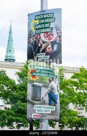 Deutschland 2024 : Wahlplakate für die Europawahl 2024 Im Bild : Wahlplakat der Grünen mit der Aufschrift MACH NAZIS EIN KREUZ DURCH DIE RECHNUNG. Und Wahlplakat von DIE PARTEI mit der Aufschrift Einkommen, mit deinen alle auskommen müssen. Sanktionieren était geht. À Hanovre, Innenstadt Niedersachsen *** Allemagne 2024 affiches électorales pour les élections européennes 2024 dans l'affiche électorale des Verts avec l'inscription MACH NAZIS EIN KREUZ DURCH DIE RECHNUNG et affiche électorale de DIE PARTEI avec l'inscription Einkommen, mit deinen allen auskommen müssen Sanktionieren était geht en H. Banque D'Images