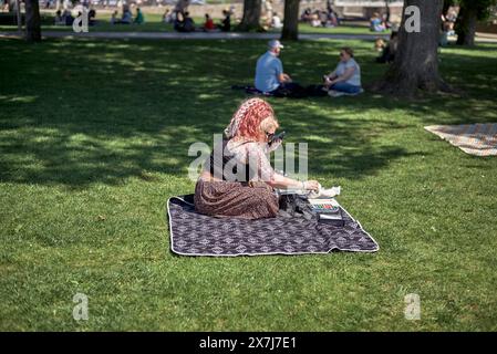 Artiste féminine peignant à l'extérieur à Stratford upon Avon Angleterre Royaume-Uni Banque D'Images