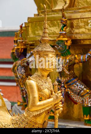Photo d'une statue de guerrier doré au Grand Palais de Bangkok. Banque D'Images