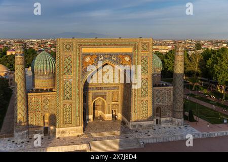 Registan Sher Dor Madrasa dans une vue aérienne au coucher du soleil à Samarcande, Ouzbékistan Registan Sher Dor Madrasa fait partie de la ville antique de Registan, Samarcande Banque D'Images