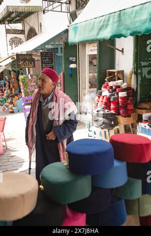 Tunis, Tunisie. 13 mai 2024 un vieil homme tunisien portant le Vermillon Red Chechia, chapeau traditionnel en laine douce porté dans la région du Maghreb au Nord A. Banque D'Images