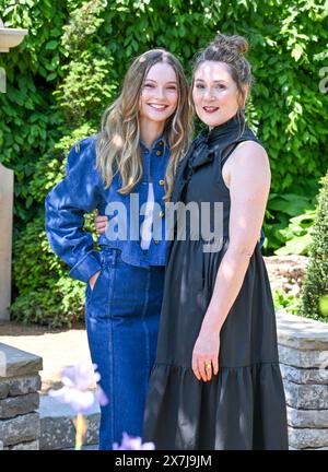 Londres, Royaume-Uni. 20 mai 2024. Hannah Dodd (G) avec Ruth Gemmell (d) dans le jardin Bridgerton au RHS Chelsea Flower Show, Royal Hospital Chelsea, Londres, Royaume-Uni. Crédit : LFP/Alamy Live News Banque D'Images