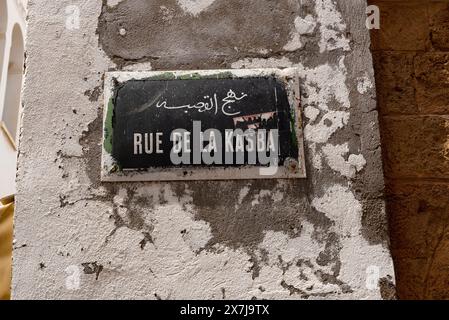 Tunis, Tunisie. 13 mai 2024 Un panneau de rue tunisien pour la rue de la Kasba, écrit en français et en arabe dans l'artère principale de la Médina de Tunis, une baguette Banque D'Images