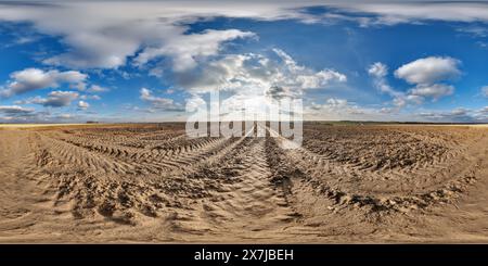 Vue panoramique à 360° de 360 hdri vue panoramique sur la route de gravier sans circulation parmi les champs dans le jour de printemps avec de beaux nuages dans équirectangulaire plein projectio sphérique sans soudure