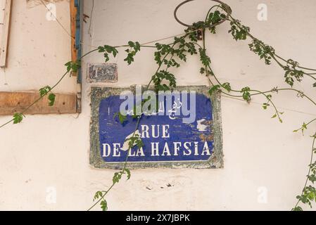 Un panneau de rue tunisien pour la rue de la Hafsia écrit en français et en arabe dans l'artère principale de la Médina de Tunis, un site du patrimoine mondial en Tunisie, N Banque D'Images