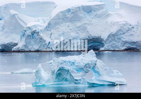 Iceberg dans la baie de Wilhelmina, péninsule Antarctique, Antarctique Banque D'Images