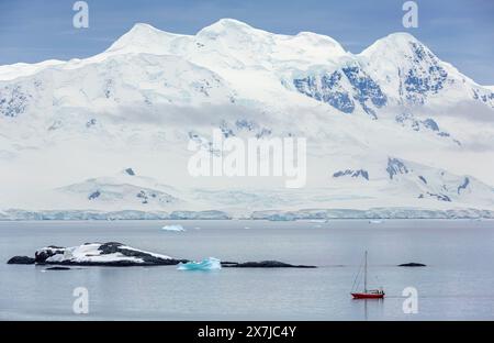 Yacht dans la baie de Wilhelmina, péninsule Antarctique, Antarctique Banque D'Images