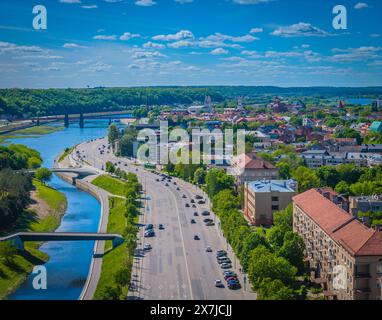 Vue aérienne du musée des sciences de l'île de Nemunas et du centre-ville de Kaunas d'en haut. Drone photo Banque D'Images