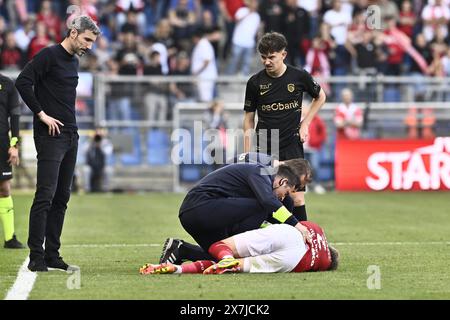 Genk, Belgique. 20 mai 2024. L'Anvers Ritchie de Laet semble blessé lors d'un match de football entre le KRC Genk et le Royal Antwerp FC, lundi 20 mai 2024 à Genk, au jour 9 (sur 10) des Play-offs des Champions de la première division 'Jupiler Pro League' 2023-2024 du championnat belge. BELGA PHOTO JOHAN Eyckens crédit : Belga News Agency/Alamy Live News Banque D'Images