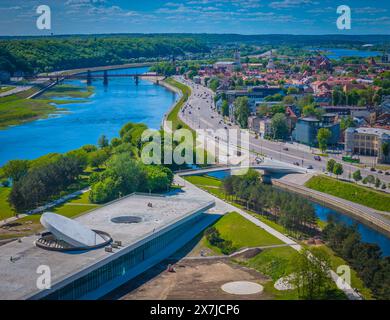 Vue aérienne du musée des sciences de l'île de Nemunas et du centre-ville de Kaunas d'en haut. Drone photo Banque D'Images