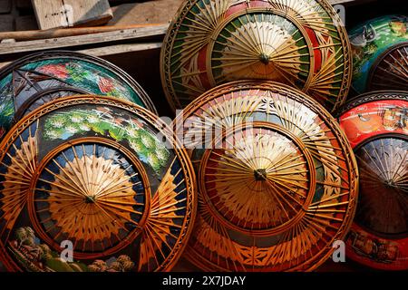 Thaïlande, Bangkok, Marché Flottant, Thai chapeaux pour la vente sur un bateau Banque D'Images