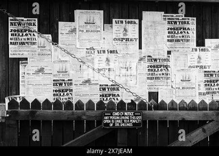 Bristol, Angleterre- 29 mars 2024 : panneau en bois avec découpe de presse vintage Banque D'Images