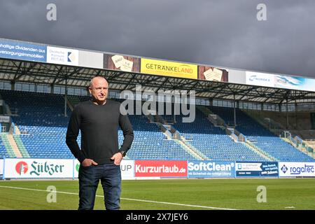 Hansa Rostock : Vorstandsvorsitzender Robert Marien Rostock : Robert Marien, Vorstandsvorsitzender des FC Hansa Rostock blickt in das leere Ostseestadion. *** Hansa Rostock Président du conseil d'administration Robert Marien Rostock Robert Marien, Président du conseil d'administration du FC Hansa Rostock, se penche sur l'Ostseestadion vide Banque D'Images