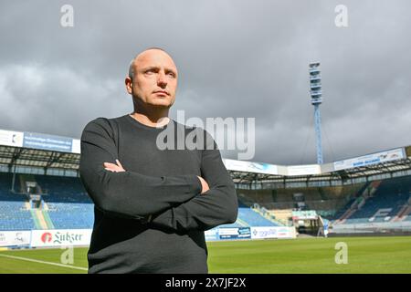 Hansa Rostock : Vorstandsvorsitzender Robert Marien Rostock : Robert Marien, Vorstandsvorsitzender des FC Hansa Rostock blickt in das leere Ostseestadion. *** Hansa Rostock Président du conseil d'administration Robert Marien Rostock Robert Marien, Président du conseil d'administration du FC Hansa Rostock, se penche sur l'Ostseestadion vide Banque D'Images