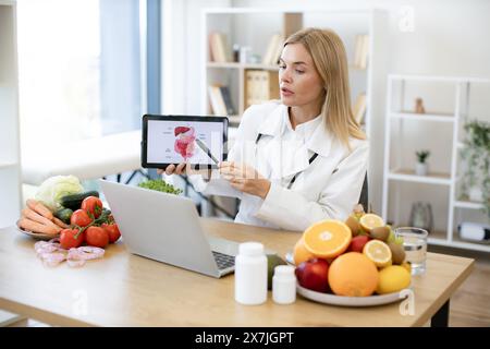 Nutritionniste parle du traitement du tractus gastro-intestinal Banque D'Images