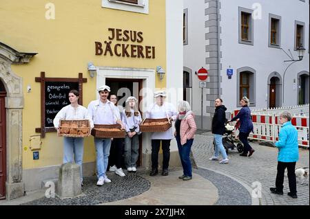 IM Bild : Bäckermeister Michael Tschirch mit Familie, rechts schwester Evekine Mühle, vor seiner filiale 'Jesus-Bäcker'. Görlitzer Kreuzweg am Karfreit Banque D'Images