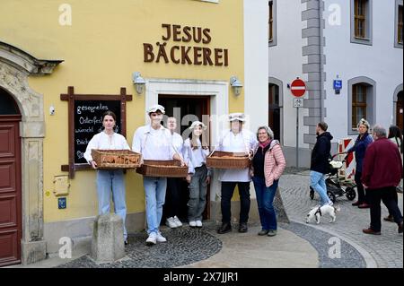 IM Bild : Bäckermeister Michael Tschirch mit Familie, rechts schwester Evekine Mühle, vor seiner filiale 'Jesus-Bäcker'. Görlitzer Kreuzweg am Karfreit Banque D'Images