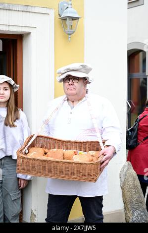 IM Bild : Bäckermeister Michael Tschirch mit Familie vor seiner filiale 'Jesus-Bäcker'. Görlitzer Kreuzweg am Karfreitag. Karfreitagsprozession mit Gen Banque D'Images