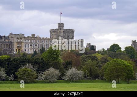 Photo du dossier datée du 23/4/2022 d'une vue générale du château de Windsor dans le Berkshire. Le château de Windsor met fin à l'entrée gratuite pour les résidents de la ville, dans un mouvement critiqué par les habitants qui disent qu'ils voient ceux dans la «grande maison sur la colline» comme leurs voisins. Le Royal Collection Trust met fin à l'avantage établi de longue date, qui offre l'entrée gratuite aux habitants de la région qui ont une carte avantage Royal Borough of Windsor et Maidenhead, à partir du 1er juin. Date d'émission : lundi 20 mai 2024. Banque D'Images