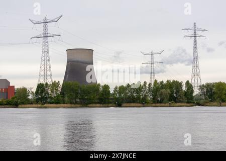 Geertruidenberg, Brabant Noord, pays-Bas - 5 mai 2024 : centrale électrique à charbon d'Amercentrale près du parc national de Biesbosch Banque D'Images