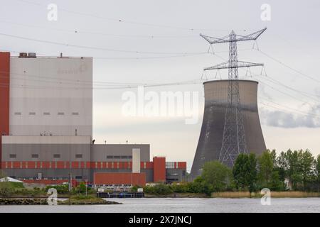 Geertruidenberg, Brabant Noord, pays-Bas - 5 mai 2024 : centrale électrique à charbon d'Amercentrale près du parc national de Biesbosch Banque D'Images