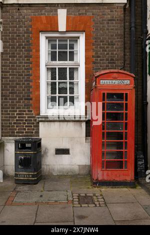 Une cabine téléphonique K6 à l'extérieur du bureau de poste principal de Rochester fermé, Eastgate, Rochester, Kent, Royaume-Uni. 23 avril 2024 Banque D'Images