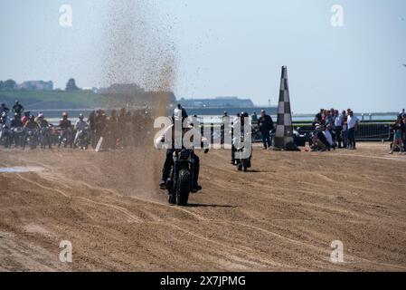 Margate, Royaume-Uni. 19 mai 2024. Les coureurs roulent sur la plage de Margate. La course Malle Mile Beach Race est une course de moto de deux jours sur les magnifiques sables de Margate. Il est organisé par le Malle London. Il a appelé inapproprié parce que n'importe qui peut assister dans n'importe quel type de motos. (Photo de Krisztian Elek/SOPA images/SIPA USA) crédit : SIPA USA/Alamy Live News Banque D'Images