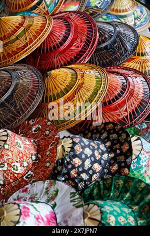 Thaïlande, Bangkok, Marché Flottant, Thai chapeaux pour la vente sur un bateau Banque D'Images