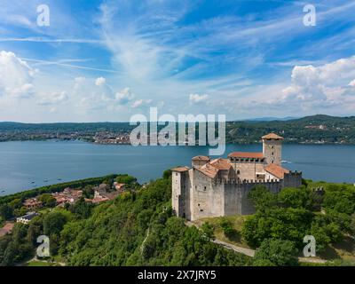Vue aérienne de la forteresse Rocca la Angera Banque D'Images
