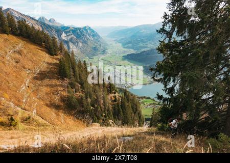 Randonnée le long des contreforts de la chaîne de montagnes Churfirsten avec des couleurs d'automne vibrantes au-dessus du lac Walen, Suisse Banque D'Images