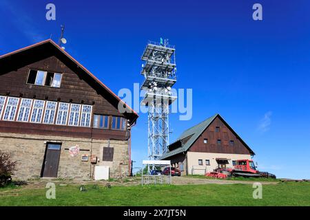 Maly Javorovy, Beskid Mountains, République tchèque, Tchéquie - 18 mai 2024 : cabane et cabane de montagne et émetteur et tour de communication. Temps ensoleillé Banque D'Images