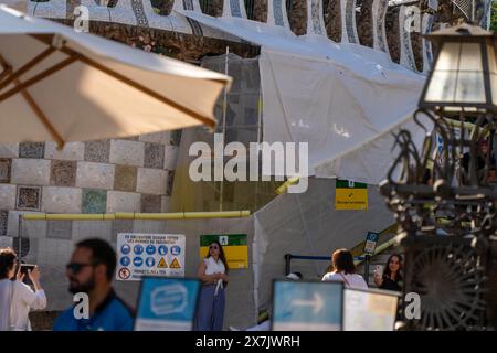 Les voisins proches de la zone touristique Park Güell à Barcelone montrent leur opposition au défilé Louis Vuitton qui aura lieu dans le parc cette semaine, qui a nécessité la fermeture de certaines zones et, dans certains cas, a causé des dommages à certaines parties de ce site du patrimoine mondial. Los vecinos cercanos al área turística del Parque Güell en Barcelona se muestran contrarios al desfile que Louis Vuitton realizará en el parque esta semana, lo cual ha obligado a cerrar algunos espacios y, en algunos casos, ha dañado partes de este Patrimonio de la Humanidad. Actualités politique -Barcelone, Espagne lundi, Banque D'Images