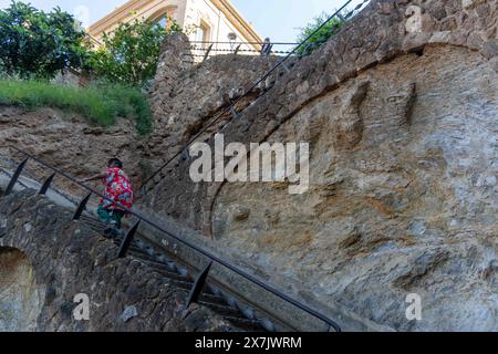 Les voisins proches de la zone touristique Park Güell à Barcelone montrent leur opposition au défilé Louis Vuitton qui aura lieu dans le parc cette semaine, qui a nécessité la fermeture de certaines zones et, dans certains cas, a causé des dommages à certaines parties de ce site du patrimoine mondial. Los vecinos cercanos al área turística del Parque Güell en Barcelona se muestran contrarios al desfile que Louis Vuitton realizará en el parque esta semana, lo cual ha obligado a cerrar algunos espacios y, en algunos casos, ha dañado partes de este Patrimonio de la Humanidad. Actualités politique -Barcelone, Espagne lundi, Banque D'Images